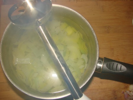 Triturar o alho porró